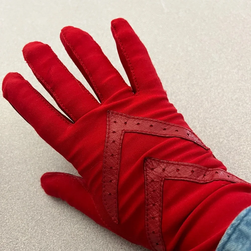Isotoner red ladies’ gloves. - Picture 10 of 11